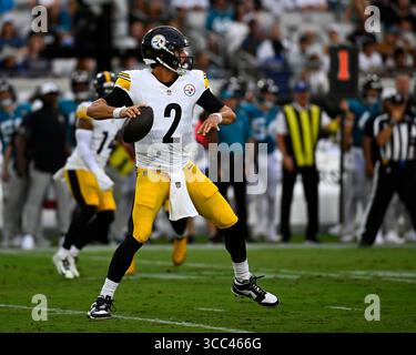 Jacksonville, Usa. August 2025. Der Pittsburgh Quarterback Mason Rudolph wirft fünf Yards im ersten Quartal, als die Steelers am Samstag, den 9. August 2025, im EverBank Stadium in Jacksonville, Florida gegen die Jaguars antreten. Pittsburgh besiegte Jacksonville mit 31:25. Foto: Joe Marino/UPI. Quelle: UPI/Alamy Live News Stockfoto