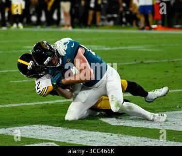 Jacksonville, Usa. August 2025. Trenton Irwin, der Jaguars Wide Receiver, fällt in die Endzone, nachdem er im vierten Quartal einen Auftakt für einen Touchdown gemacht hat, als die Jaguars am Samstag, den 9. August 2025, im EverBank Stadium in Jacksonville, Florida, gegen die Steelers antreten. Pittsburgh besiegte Jacksonville mit 31:25. Foto: Joe Marino/UPI. Quelle: UPI/Alamy Live News Stockfoto