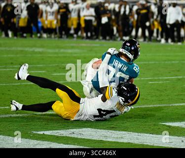 Jacksonville, Usa. August 2025. Der Jaguars Wide Receiver Trenton Irwin (83) fällt in die Endzone, nachdem er im vierten Quartal einen Touchdown erhalten hatte, als die Jaguars am Samstag, den 9. August 2025, im EverBank Stadium in Jacksonville, Florida gegen die Steelers antreten. Pittsburgh besiegte Jacksonville mit 31:25. Foto: Joe Marino/UPI. Quelle: UPI/Alamy Live News Stockfoto