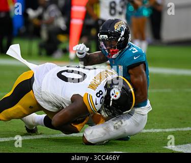 Jacksonville, Usa. August 2025. Pittsburgh Tight End Darnell Washington wird in der Endzone angegriffen, nachdem er im ersten Quartal einen Touchdown erhalten hat, als die Steelers am Samstag, den 9. August 2025, im EverBank Stadium in Jacksonville, Florida gegen die Jaguars antreten. Pittsburgh besiegte Jacksonville mit 31:25. Foto: Joe Marino/UPI. Quelle: UPI/Alamy Live News Stockfoto