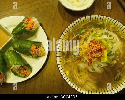 Vietnamesische Nudelsuppe mit Rindfleisch und Schweinefleisch. Kalguksu Stockfoto