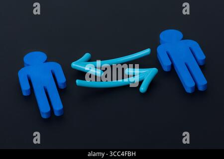 Blaue menschliche Figuren mit Pfeilen, die in entgegengesetzte Richtungen zeigen. Kommunikation, Austausch, Verhandlung, Datenübertragung, Collaboration-Konzept. Stockfoto