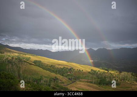 Doppelter Regenbogen über Telluride, CO Stockfoto