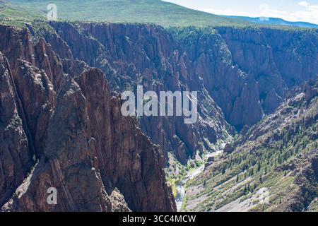 Canyon und sich verdrehende metamorphe Schichten am Black Canyon of the Gunnison, CO Stockfoto