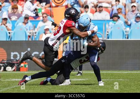 Toronto, Ontario, Kanada. August 2025. Toronto Argonauts Wide Receiver Dejon Brissett #18 wird von Ottawa RedBlacks Spielern während des CFL-Fußballspiels 2025 gegen das Team im BMO Field angegriffen. Am 9. August 2025 in Toronto, Kanada. (Kreditbild: © Leonardo Ramirez/eyepix via ZUMA Press Wire) NUR REDAKTIONELLE VERWENDUNG! Nicht für kommerzielle ZWECKE! Stockfoto