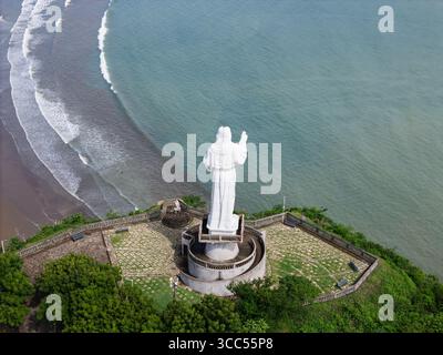 Statue Kirche jesu in San Juan Del Sur aus der Luft auf dem Meeresgrund Stockfoto