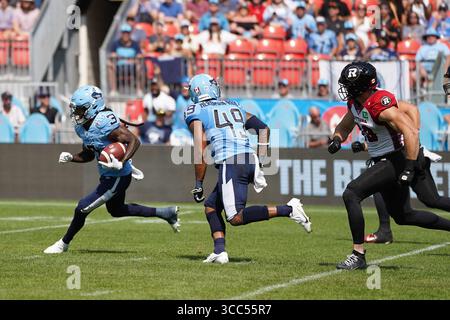 Toronto, Ontario, Kanada. August 2025. Toronto Argonauts Wide Receiver Janarion Grant #3 gibt den Kick in der ersten Halbzeit während des CFL-Fußballspiels 2025 in Woche 10 auf dem BMO Field zurück. Am 9. August 2025 in Toronto, Kanada. (Kreditbild: © Leonardo Ramirez/eyepix via ZUMA Press Wire) NUR REDAKTIONELLE VERWENDUNG! Nicht für kommerzielle ZWECKE! Stockfoto