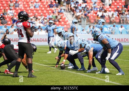 Toronto, Ontario, Kanada. August 2025. Toronto Argonauts Offensive Linemen bereiten sich auf das Spiel während des CFL-Fußballspiels 2025 gegen die Ottawa RedBlacks im BMO Field vor. Am 9. August 2025 in Toronto, Kanada. (Kreditbild: © Leonardo Ramirez/eyepix via ZUMA Press Wire) NUR REDAKTIONELLE VERWENDUNG! Nicht für kommerzielle ZWECKE! Stockfoto