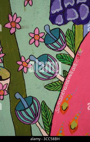 Farbenfrohes, handgemaltes Blumendesign, das von der Natur inspirierte Designs in lebendigen Tönen zeigt. Kunst von Samantha Redmill Art. Salisbury, England Stockfoto