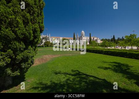 Kloster Jerónimos vom Garten des Empire Square, Prac do Império, Restelo, Belém, Lissabon, Portugal Stockfoto