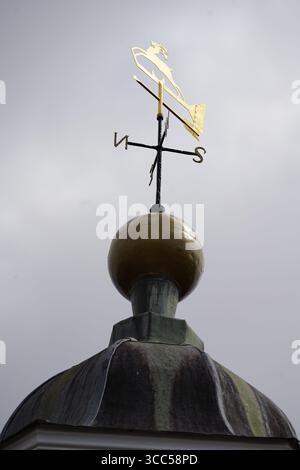 Goldene Wetterfahne auf der Spitze des historischen Gebäudekuppels. Salisbury, England Stockfoto