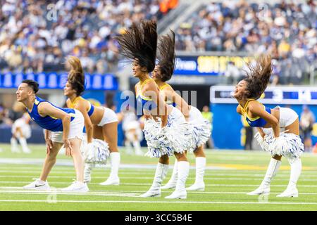 Los Angeles, Usa. August 2025. Die Cheerleader der Los Angeles Rams treten während eines Fußballspiels der NFL gegen die Dallas Cowboys im SoFi Stadium in Inglewood, Kalifornien, auf Quelle: SOPA Images Limited/Alamy Live News Stockfoto