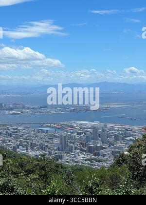Panoramablick auf die Stadt Kobe, den Hafen und die umliegenden Berge vom Nunobiki Herb Garden Park an einem hellen Sommertag in Japan. Stockfoto