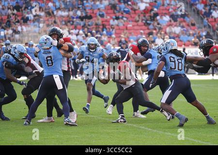 Toronto, Ontario, Kanada. August 2025. Ottawa Redblacks Running Back trägt den Ball in der zweiten Halbzeit während des CFL-Fußballspiels 2025 gegen das Team im BMO Field. Am 9. August 2025 in Toronto, Kanada. (Kreditbild: © Leonardo Ramirez/eyepix via ZUMA Press Wire) NUR REDAKTIONELLE VERWENDUNG! Nicht für kommerzielle ZWECKE! Stockfoto
