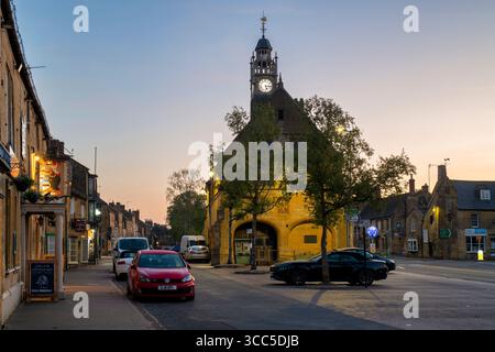 Sonnenaufgang in Moreton in Marsh, Cotswolds, Gloucestershire. UK Stockfoto