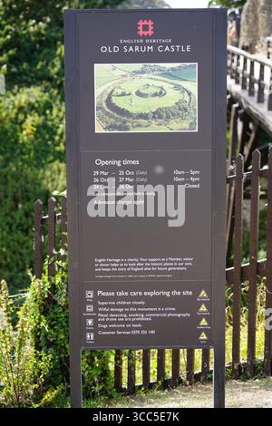 Beschilderung mit Besucherinformationen für das alte Schloss Sarum. Salisbury, England Stockfoto