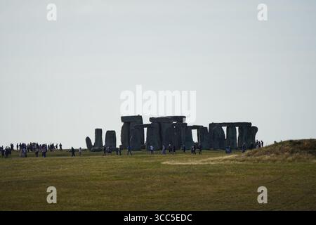 Touristen erkunden das antike Stonehenge Monument an einem sonnigen Tag. Stonehenge, Enlgand Stockfoto