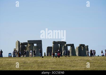 Touristen erkunden das antike Stonehenge Monument an einem sonnigen Tag. Stonehenge, Enlgand Stockfoto