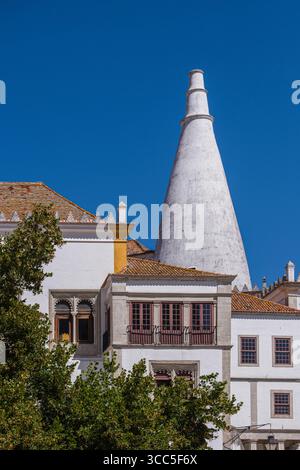 Äußere des Nationalpalastes Sintra aus dem 11. Jahrhundert, maurischer Palast, Sintra, Lissabon, Portugal Stockfoto