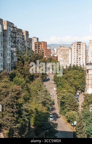 Fotos von alten Wohngebäuden aus Betonplatten aus den 1970er Jahren in Tiflis, Georgien. Diese ikonischen Beispiele brutalistischer Architektur aus der Sowjetzeit spiegeln den krassen, utilitaristischen Stil jener Zeit wider. Rohtexturen, sich wiederholende Geometrien und verwitterte Fassaden sprechen vom historischen und sozialen Kontext der Stadtentwicklung während der Sowjetzeit. Stockfoto