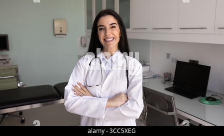 Positive junge hispanische weibliche Doc posiert für das Porträt der Gesundheitsberufe Stockfoto