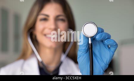 Nahaufnahme des Stethoskops in der Hand einer Chirurgen-Ärztin Stockfoto