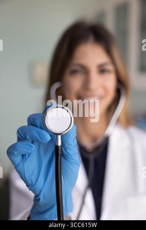 Hand einer jungen Ärztin, die Stethoskop vor der Kamera zeigt Stockfoto
