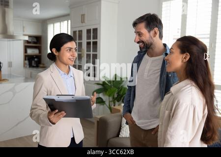 Der Vertriebspartner erläutert den Kunden Details zu Vereinbarungen oder Anlagedokumenten Stockfoto