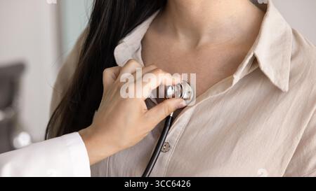 Ärztin untersucht jungen Patienten auf Herzschlagfrequenz Stockfoto