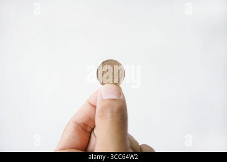 10 Yen auf dem Vorrat an japanischen Münzen, japanische Verbrauchsteuer von bis zu 10%, haben Auswirkungen auf Reisende nach Japan auf weißem Hintergrund Stockfoto