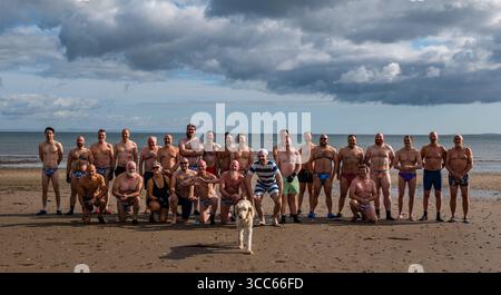 Portobello Beach, Edinburgh, Schottland, Großbritannien, 10. August 2025. Edinburgh Festival Fringe: Australischer Musicaltheaterstar Darby James und die einheimische Gruppe für Männer im Freien, die Edinburgh Blue Balls, schwimmen am Sonntagmorgen im Firth of Forth. Quelle: Sally Anderson/Alamy Live News Stockfoto