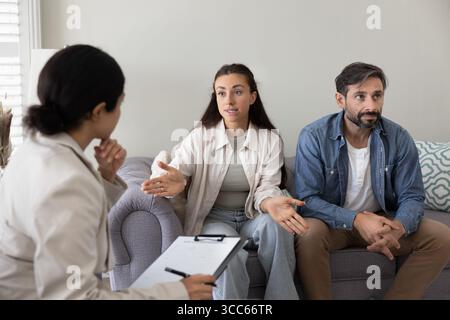 Zugelassener Psychologe, Berater, der Ehegatten eine Eheschließung anbietet Stockfoto
