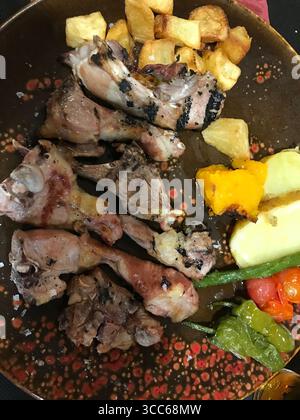 Roastbeef mit Gemüse auf einer Tonplatte Stockfoto