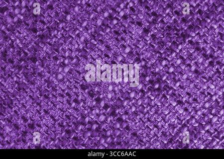Makro, Nahaufnahme aus violettem gewebtem Sackleinen-Stoff, Stoffstruktur mit dicken Fäden und rauem Textilmuster. Grobe Textiloberfläche mit sichtbaren Fasern. Stockfoto