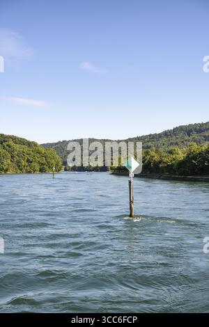 Schifffahrtszeichen, Wiffe, Schild für die Binnenschifffahrt, das den Schifffahrtskanal am Rhein markiert, Kanton Schaffhausen, Schweiz Stockfoto