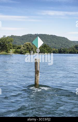 Schifffahrtszeichen, Wiffe, Schild für die Binnenschifffahrt, das den Schifffahrtskanal am Rhein markiert, Kanton Schaffhausen, Schweiz Stockfoto