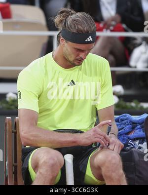 Der deutsche Tennisspieler Alexander Zverev hat Diabetes und spritzt sich während einer Spielpause Insulin in sein Bein, French Open, Roland Garros, Paris, Frankreich Stockfoto