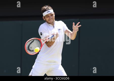 Der US-amerikanische Tennisspieler Taylor Fritz (USA) im Einsatz bei den Wimbledon Championships 2025 in London, England, Großbritannien Stockfoto