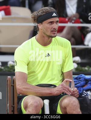 Der deutsche Tennisspieler Alexander Zverev hat Diabetes und spritzt sich während einer Spielpause Insulin in sein Bein, French Open, Roland Garros, Paris, Frankreich Stockfoto