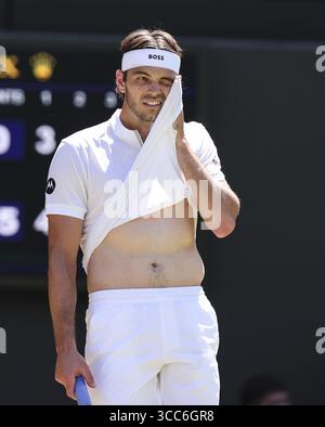 Der US-amerikanische Tennisspieler Taylor Fritz (USA) tritt 2025 bei den Wimbledon Championships in London, England, Großbritannien an Stockfoto