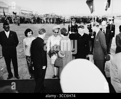 330-PS-8662 (111-SC-516274): Ihre Majestät Königin Elizabeth II. Begrüßt in Begleitung von Prinz Philip (rechts) einen Vertreter der britischen Commonwealth-Nationen in der Empfangslinie während der Begrüßungszeremonien am MATS Terminal, National Airport, 17. Oktober 1957. (12/16/2014). Stockfoto