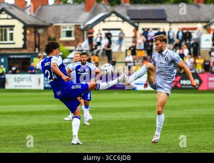 Josef Yarney aus Macclesfield und Aleksandrs Starcenko aus Worksop Town kämpfen um den Ball während des Spiels zwischen der Enterprise National League North Stockfoto