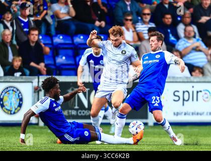 Regan Hutchinson aus Worksop Town wird von Rollin Menayese aus Macclesfield während des Spiels der Enterprise National League North zwischen Macclesfield angegriffen Stockfoto