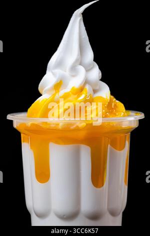 Amerikanisches Desserteis in Tassen mit Mangosauce Stockfoto