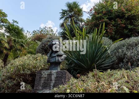 Statue des französischen Dichters, Journalisten, Dramatiker und Schriftsteller Clovis Hugues im Parc des Buttes-Chaumont im 19. Arrondissement von Paris Stockfoto