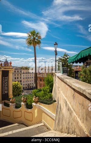 Rom, Italien - 4. August 2025: Blick von der Spitze der Piazza di Spagna, mit den Gärten und den Treppen, die zum Platz führen, in Rom, Italien. Stockfoto