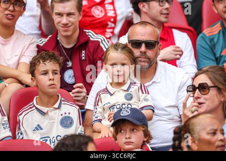 Amsterdam, Niederlande. August 2025. AMSTERDAM, NIEDERLANDE - 10. AUGUST: Nahaufnahme eines Ajax-Fans und zweier Kinder vor dem niederländischen Eredivisie-Spiel zwischen AFC Ajax und SC Telstar in der Johan Cruijff Arena am 10. August 2025 in Amsterdam. (Foto: Ben Gal/Orange Pictures) Credit: Orange Pics BV/Alamy Live News Stockfoto