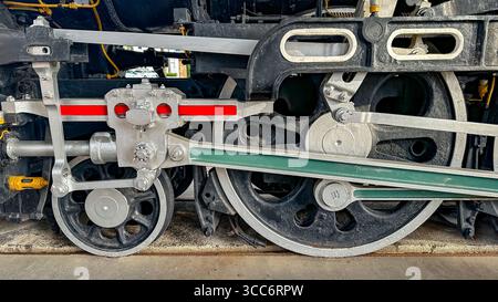 Nahaufnahme der kraftvollen Räder, Stangen und des Antriebsmechanismus der historischen Dampflokomotive der JNR-Klasse C60. Stockfoto