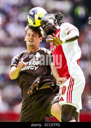 AMSTERDAM - (l-r) Patrick Brouwer von Telstar, Bertrand Traore von Ajax während des niederländischen Eredivisie-Spiels zwischen Ajax Amsterdam und Telstar in der Johan Cruijff Arena am 10. August 2025 in Amsterdam, Niederlande. ANP OLAF KRAAK Stockfoto