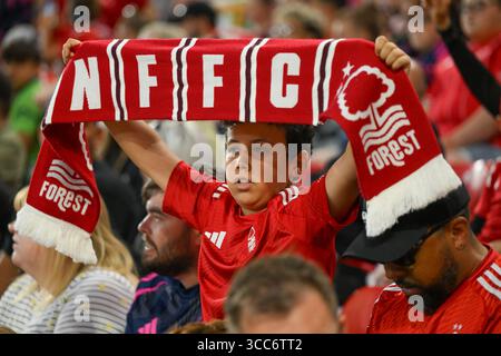 Stadtgelände, Nottingham am Samstag, den 9. August 2025. Young Forest Unterstützer, der einen NFFC-Schal während des Freundschaftsspiels zwischen Nottingham Forest und Al Qadsiah FC auf dem City Ground in Nottingham am Samstag, den 9. August 2025, hochhält. (Foto: Jon Hobley | MI News) Credit: MI News & Sport /Alamy Live News Stockfoto